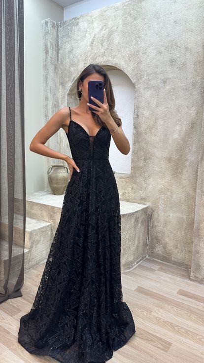 Vestido de noche negro de tirantes bordado