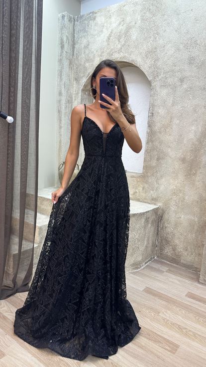 Vestido de noche negro de tirantes bordado