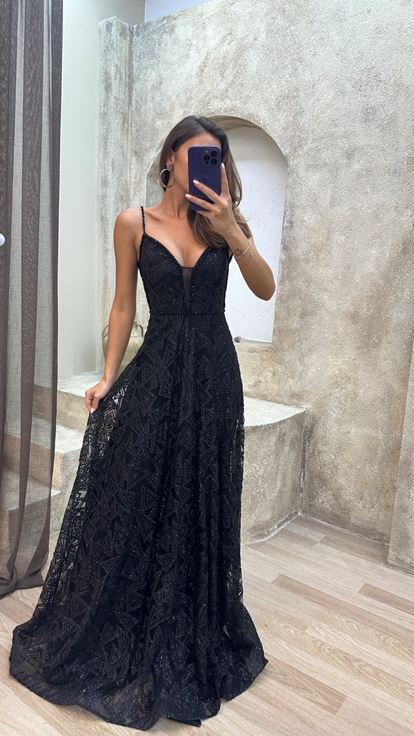 Vestido de noche negro de tirantes bordado
