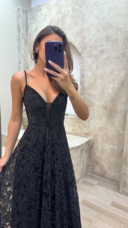Vestido de noche negro de tirantes bordado