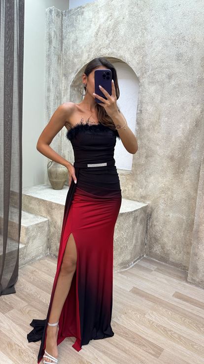 Abito da sera rosso senza spalline con dettaglio di piume sul busto