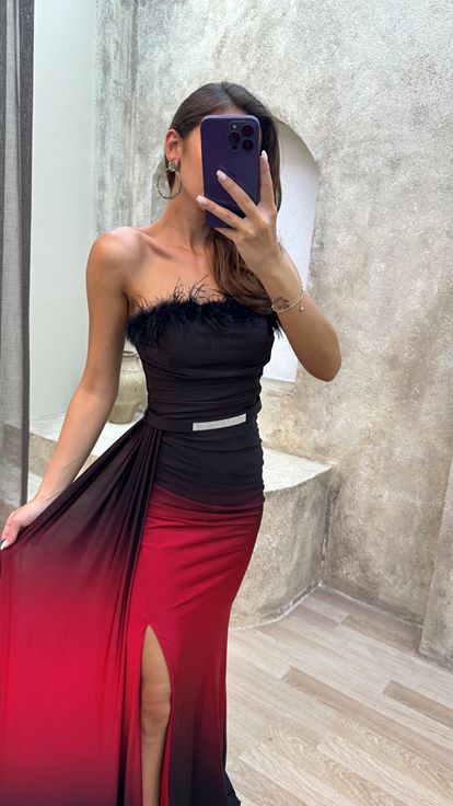 Abito da sera rosso senza spalline con dettaglio di piume sul busto