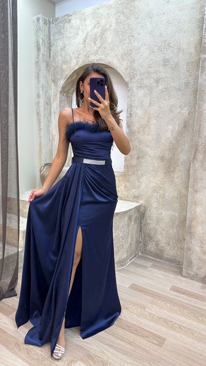Vestido de noche azul marino con tirantes y detalle de plumas en el busto y el cinturón 