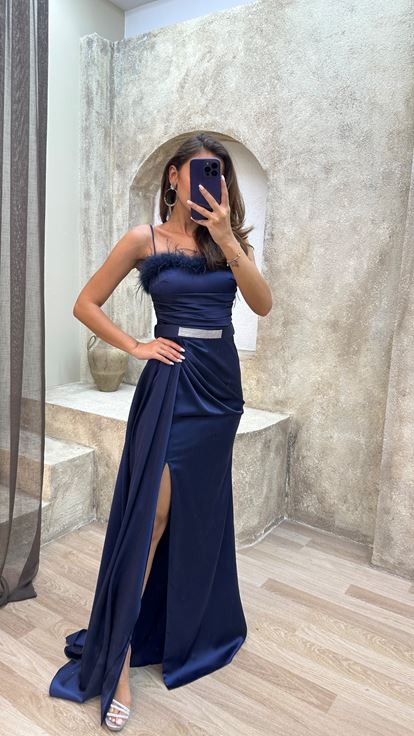 Vestido de noche azul marino con tirantes y detalle de plumas en el busto y el cinturón 