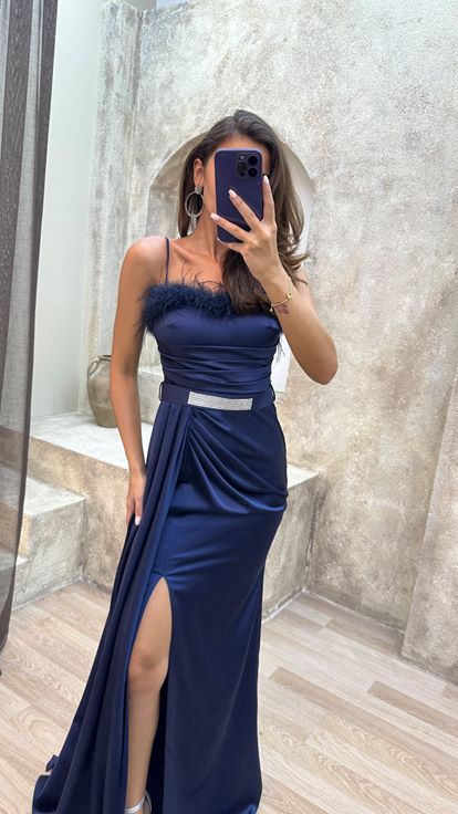 Vestido de noche azul marino con tirantes y detalle de plumas en el busto y el cinturón 
