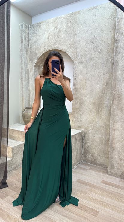 Abito Da Sera Dal Dettaglio Del Collo Verde Verde Smeraldo