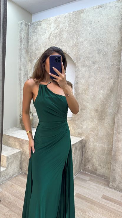 Abito Da Sera Dal Dettaglio Del Collo Verde Verde Smeraldo