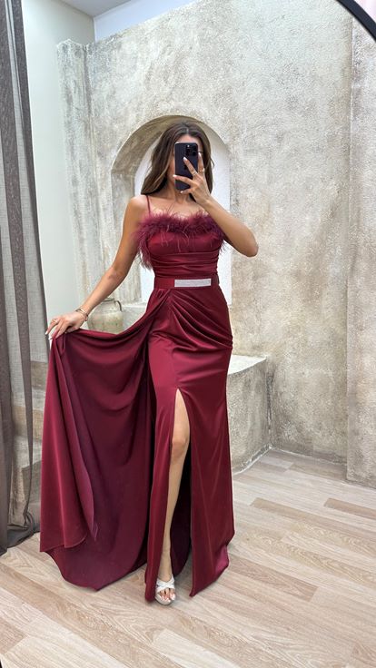 فستان سهرة بدون حمالات بلون عنابي مزين بتفاصيل من الريش على الصدر