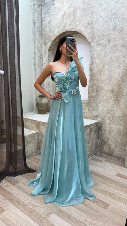 Abito da sera monospalla verde menta con dettagli in tulle e cintura 