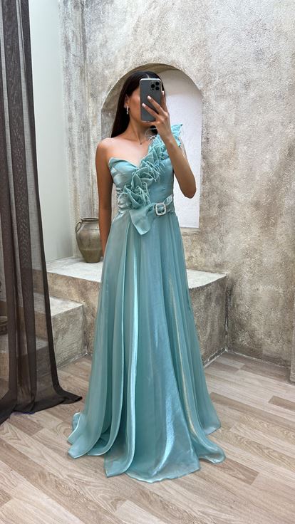 Abito da sera monospalla verde menta con dettagli in tulle e cintura 