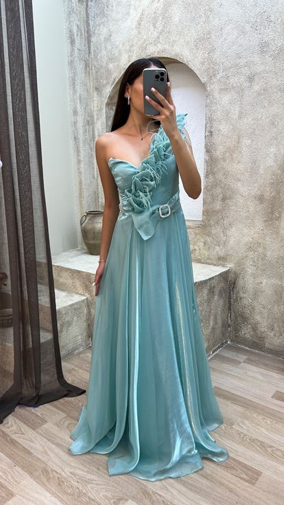 Abito da sera monospalla verde menta con dettagli in tulle e cintura 