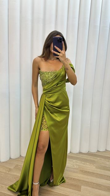 Grünes, einärmliges, besticktes Abendkleid