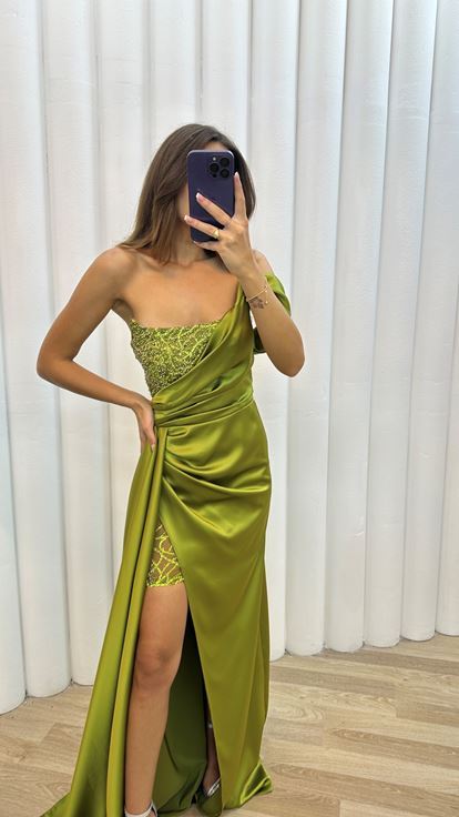 فستان سهرة أخضر بكم واحد مع صدر مطرز