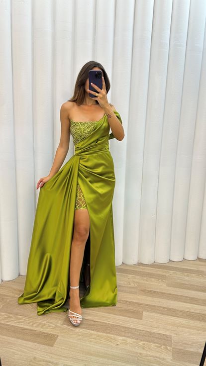 فستان سهرة أخضر بكم واحد مع صدر مطرز