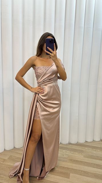 Beige beige un abito da sera ricamato a petto a braccio