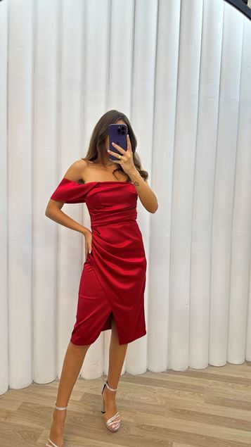 فستان أحمر بكتف واحد وثنيات