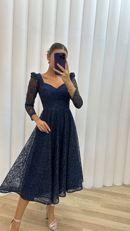 Abito da sera drappeggiato blu navy con decorazioni sulle spalle 