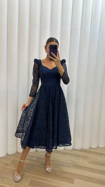 Abito da sera drappeggiato blu navy con decorazioni sulle spalle 