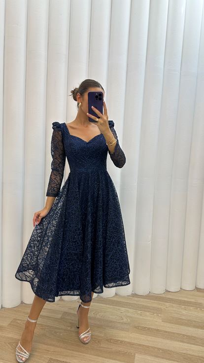 Abito da sera drappeggiato blu navy con decorazioni sulle spalle 