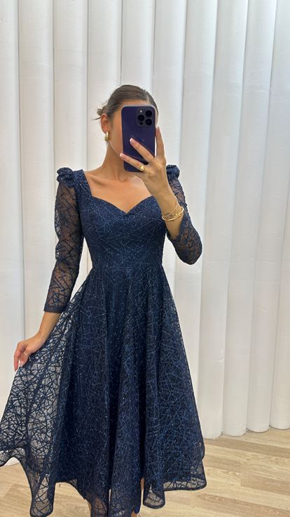 Abito da sera drappeggiato blu navy con decorazioni sulle spalle 
