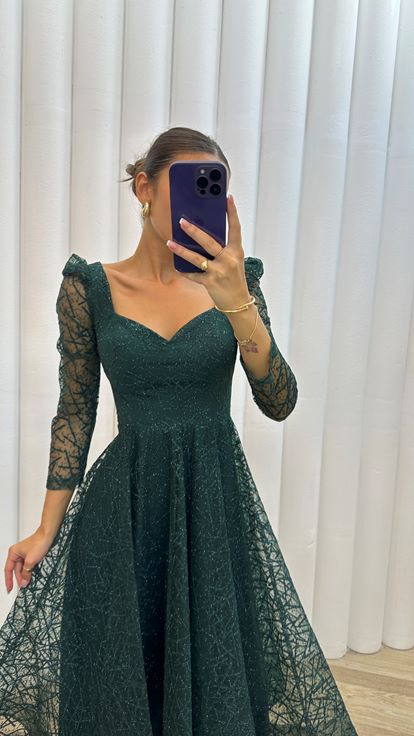 فستان سهرة منسدل بتفاصيل مطرزة على الكتف باللون الأخضر الزمردي