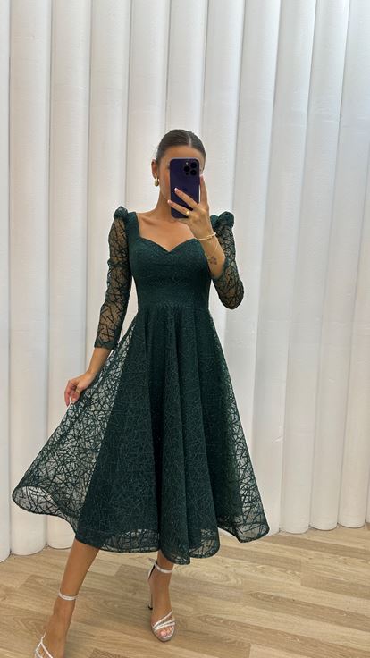 فستان سهرة منسدل بتفاصيل مطرزة على الكتف باللون الأخضر الزمردي