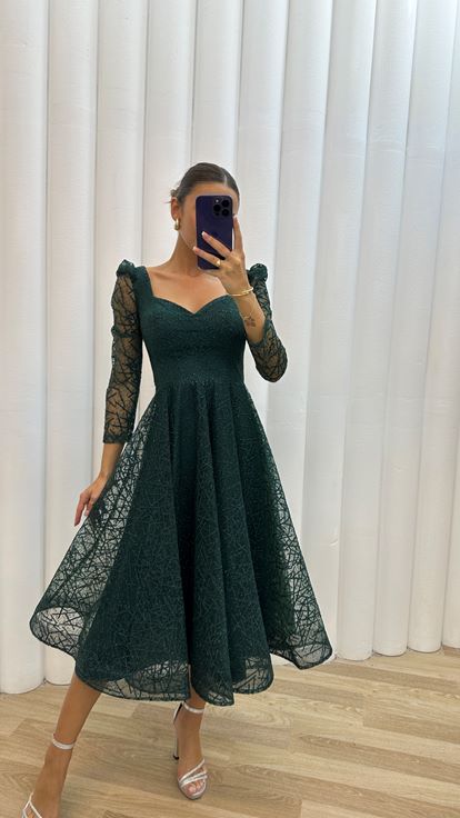 فستان سهرة منسدل بتفاصيل مطرزة على الكتف باللون الأخضر الزمردي