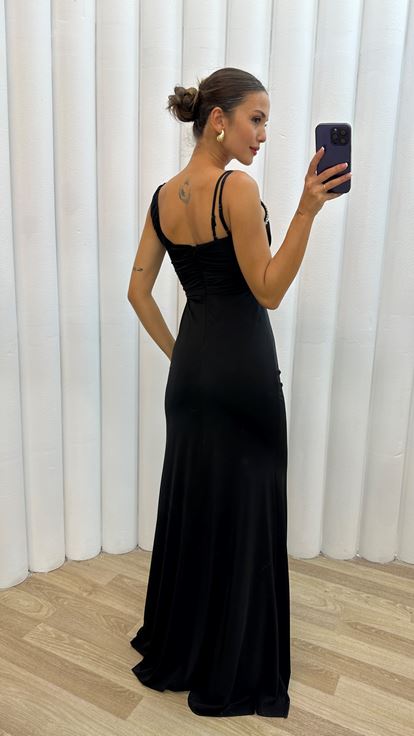 تفاصيل الكتف الأسود المطرز بتصميم البرفلي