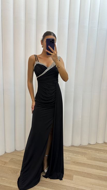 تفاصيل الكتف الأسود المطرز بتصميم البرفلي