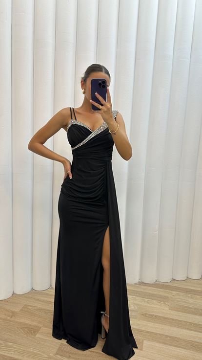 تفاصيل الكتف الأسود المطرز بتصميم البرفلي