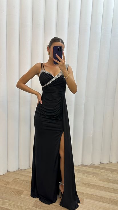 تفاصيل الكتف الأسود المطرز بتصميم البرفلي