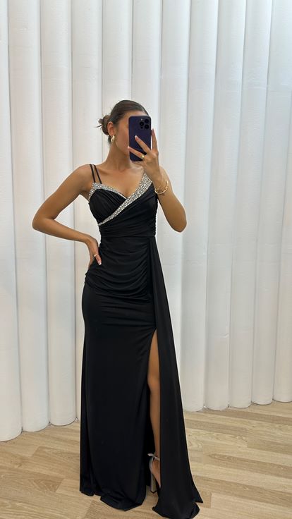 تفاصيل الكتف الأسود المطرز بتصميم البرفلي