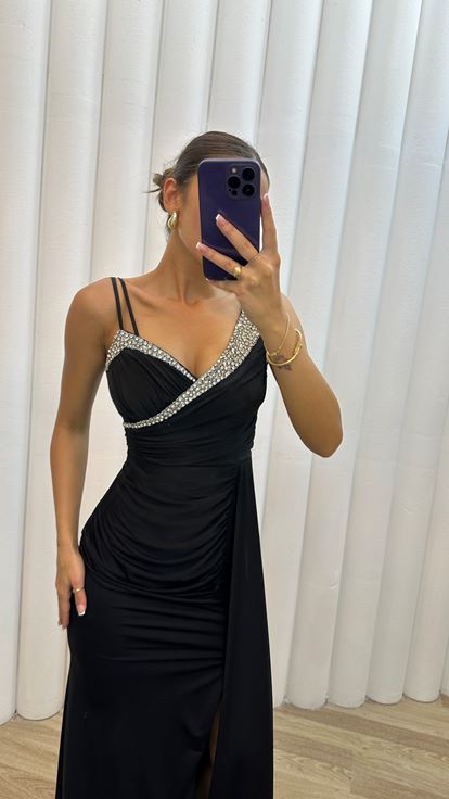 تفاصيل الكتف الأسود المطرز بتصميم البرفلي