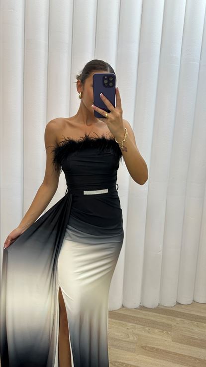 Vestido de noche blanco sin tirantes con detalle de plumas en el busto 