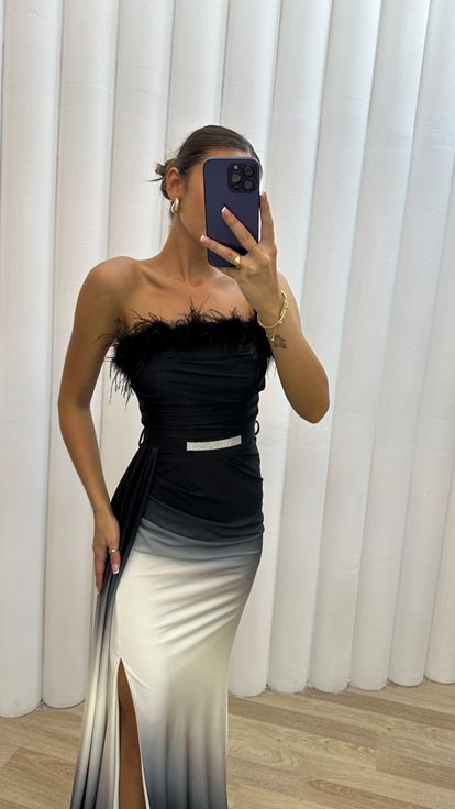 Vestido de noche blanco sin tirantes con detalle de plumas en el busto 