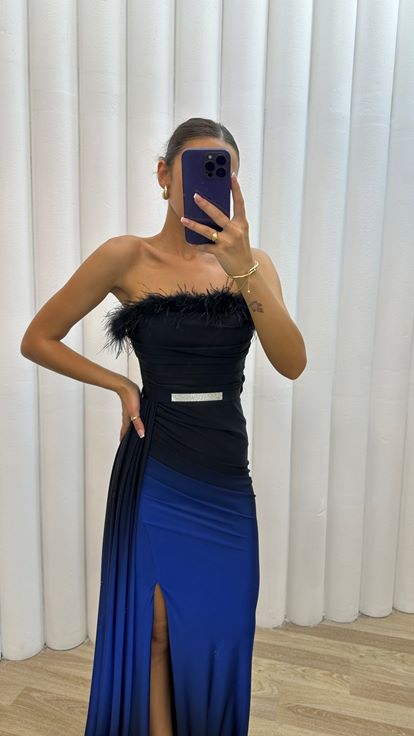 Vestido de noche palabra de honor de Saks con detalle de plumas en el busto