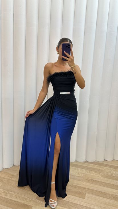 Vestido de noche palabra de honor de Saks con detalle de plumas en el busto