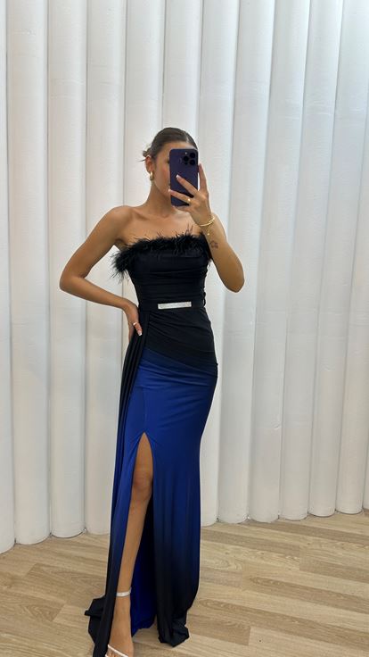 Vestido de noche palabra de honor de Saks con detalle de plumas en el busto