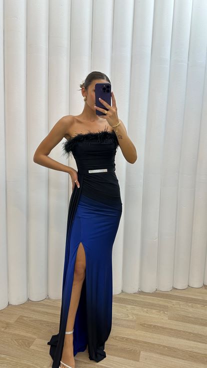 Vestido de noche palabra de honor de Saks con detalle de plumas en el busto