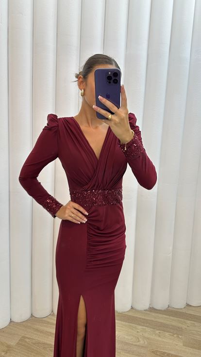 Burgunderfarbenes  drapiertes Abendkleid mit V Ausschnitt und Taillendetail