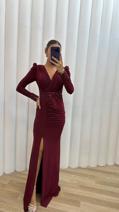 Burgunderfarbenes  drapiertes Abendkleid mit V Ausschnitt und Taillendetail