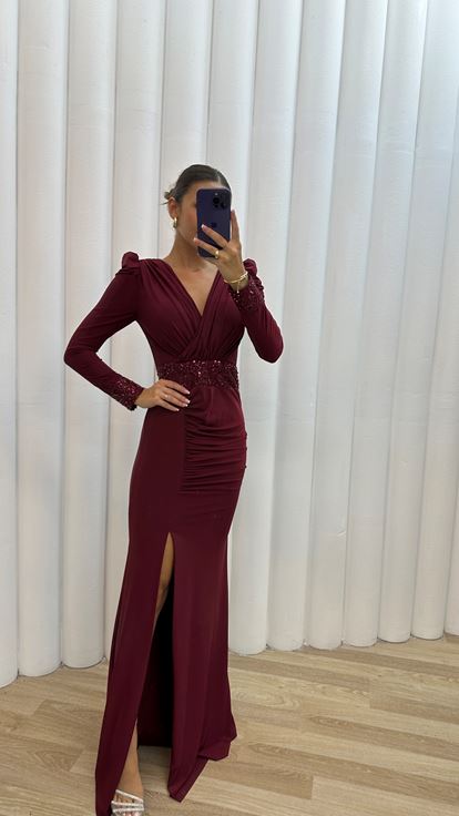 Burgunderfarbenes  drapiertes Abendkleid mit V Ausschnitt und Taillendetail