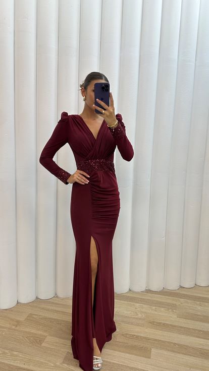 Burgunderfarbenes  drapiertes Abendkleid mit V Ausschnitt und Taillendetail