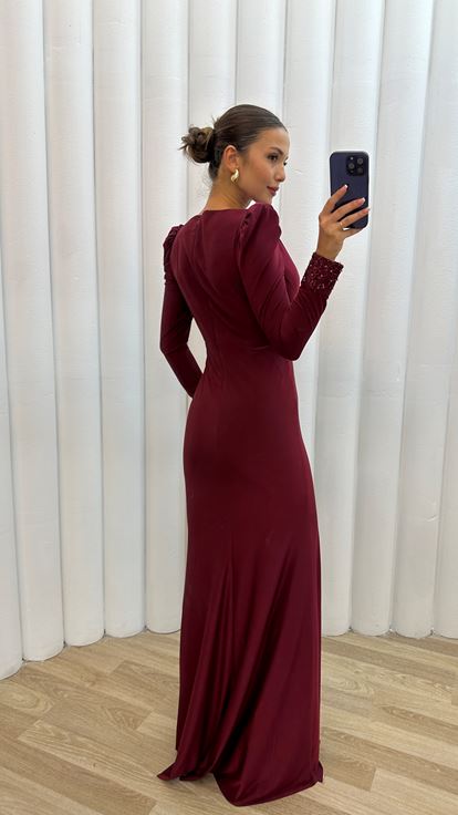 Burgunderfarbenes  drapiertes Abendkleid mit V Ausschnitt und Taillendetail