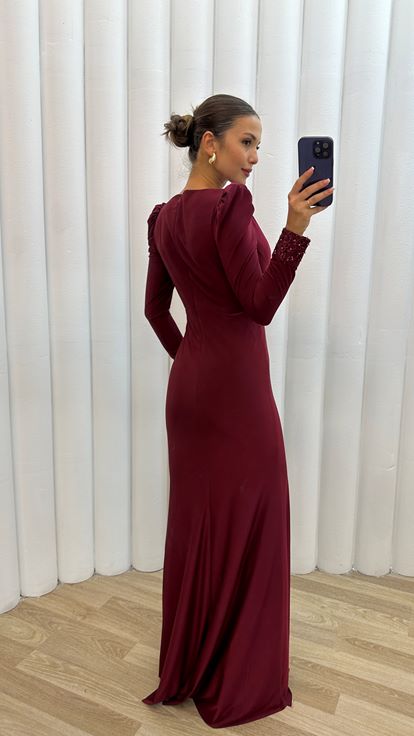 Burgunderfarbenes  drapiertes Abendkleid mit V Ausschnitt und Taillendetail