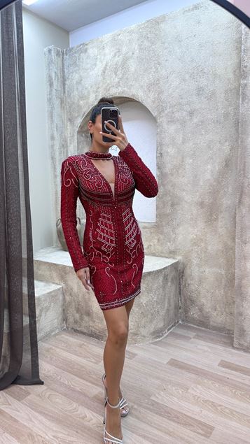 Detalle del cuello rojo Detalle del cofre Vestido de diseño bordado especial