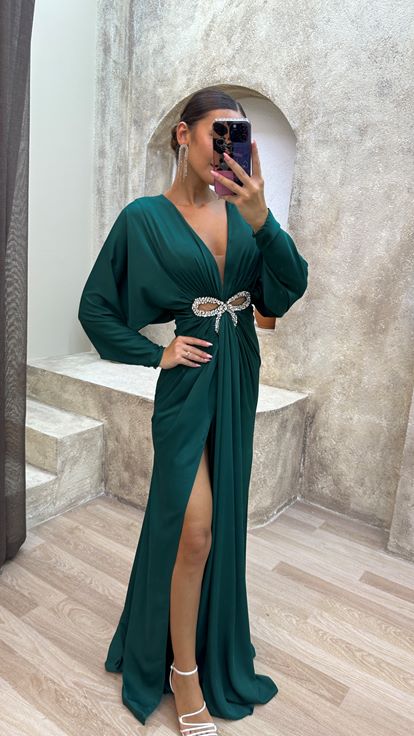 Vestido de noche verde con escote en V  drapeado  detalle en la cintura y abertura 