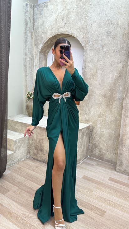 Vestido de noche verde con escote en V  drapeado  detalle en la cintura y abertura 