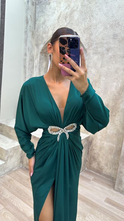 Vestido de noche verde con escote en V  drapeado  detalle en la cintura y abertura 