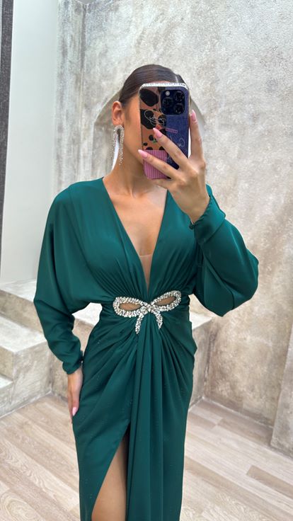 Vestido de noche verde con escote en V  drapeado  detalle en la cintura y abertura 